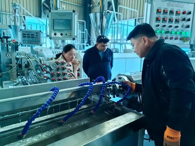 Gumový zavlažovací potrubní stroj běžící na místě pro indického zákazníka