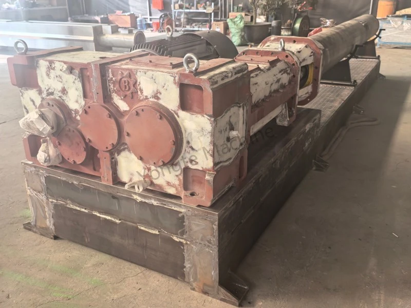 Vysoce účinný paralelní dvoušnekový extrudér pro recyklaci odpadních plastových fólií ve výrobě