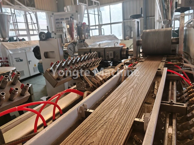 Yongte asistoval klientovi při optimalizaci vytlačovací linky profilu WPC, což má za následek 40% zvýšení výstupní účinnosti