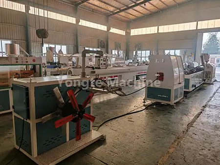 Stroj na výrobu pěnových trubek