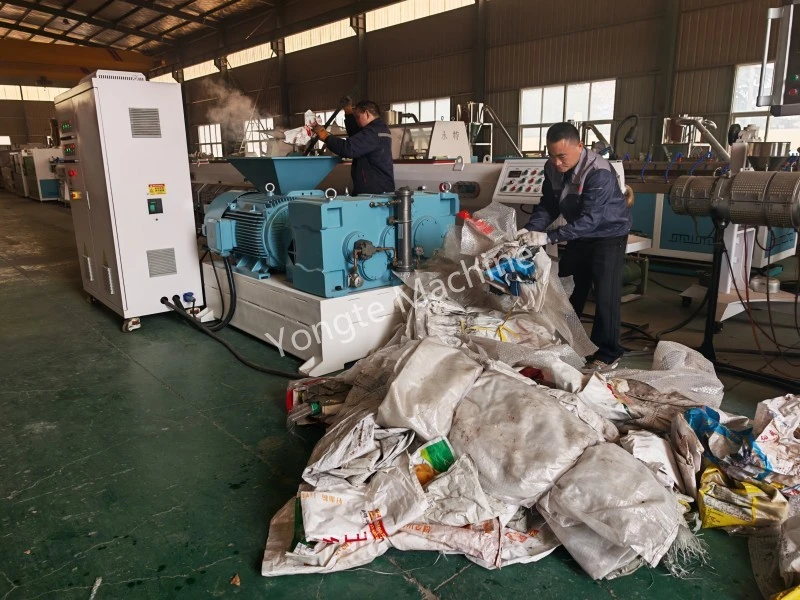 Paralelní dvoušnekový extrudér pro recyklaci plastové fólie do Afriky