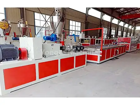 Výrobní linka PVC stěnových panelů