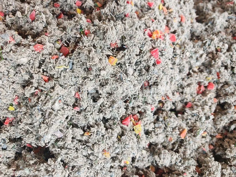 Stroj na recyklaci odpadního oblečení a plastových kompozitů