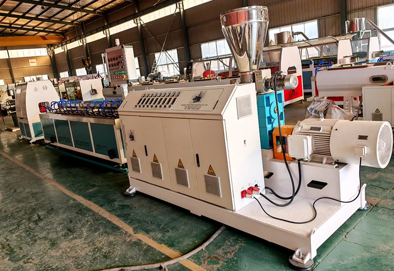 Stroj na výrobu pryžových hadic