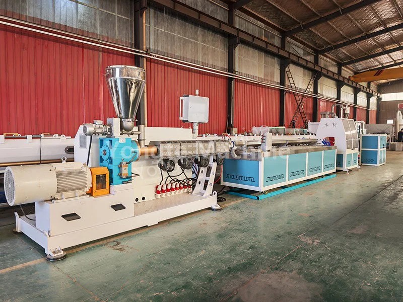 Stroj na výrobu kapacích hadic na zavlažování