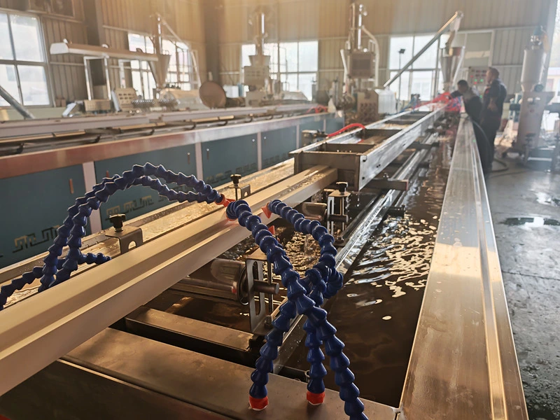 Stroj na výrobu dveřních rámů WPC