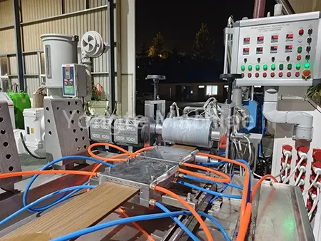 Stroj na výrobu plotů WPC